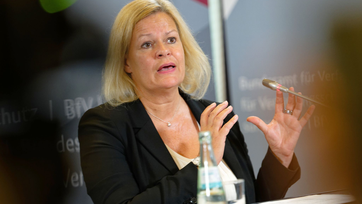 Bundesinnenministerin Nancy Faeser hat die von ihr angestrebte Verschärfung des Waffenrechts beim Umgang mit Messern konkretisiert. - Foto: Henning Kaiser/dpa