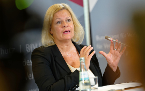 Bundesinnenministerin Nancy Faeser hat die von ihr angestrebte Verschärfung des Waffenrechts beim Umgang mit Messern konkretisiert. - Foto: Henning Kaiser/dpa Bundesinnenministerin Nancy Faeser hat die von ihr angestrebte Verschärfung des Waffenrechts beim Umgang mit Messern konkretisiert. - Foto: Henning Kaiser/dpa