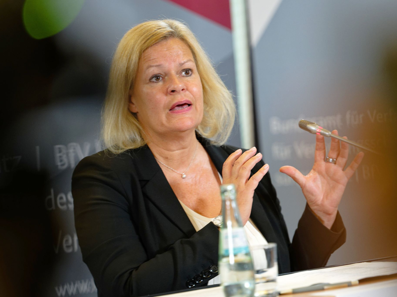 Bundesinnenministerin Nancy Faeser hat die von ihr angestrebte Verschärfung des Waffenrechts beim Umgang mit Messern konkretisiert. - Foto: Henning Kaiser/dpa