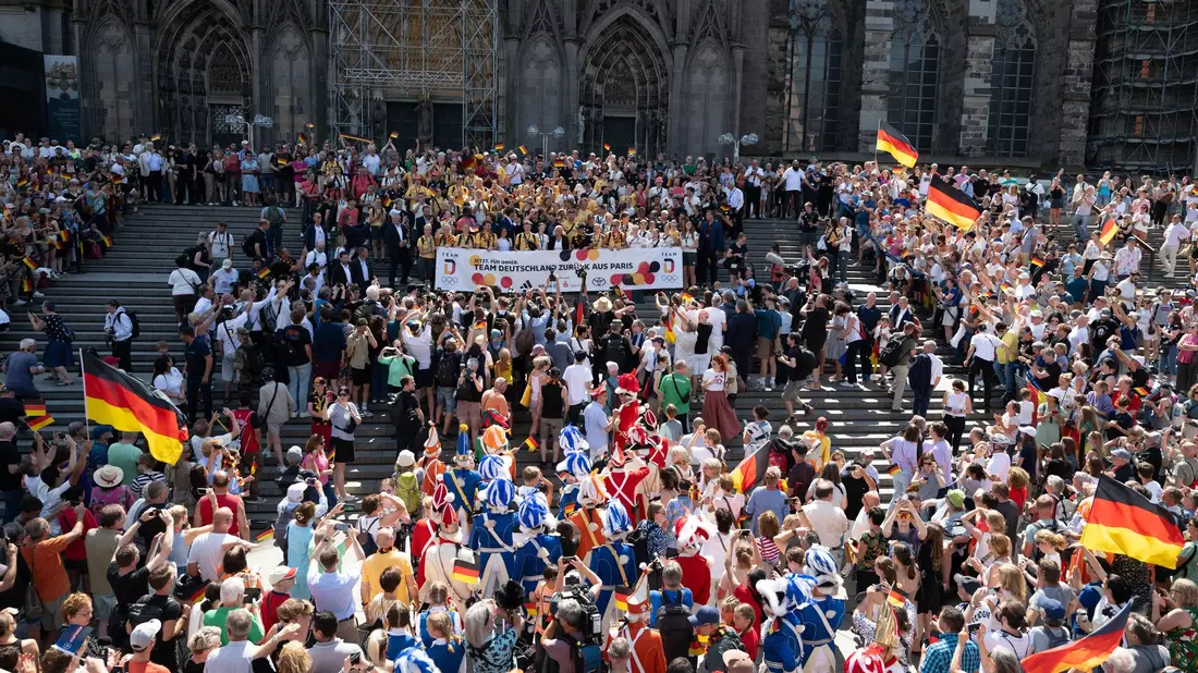 Gruppenfoto des Olympia-Teams vor dem Kölner Dom. - Bild: Sebastian Kahnert/dpa