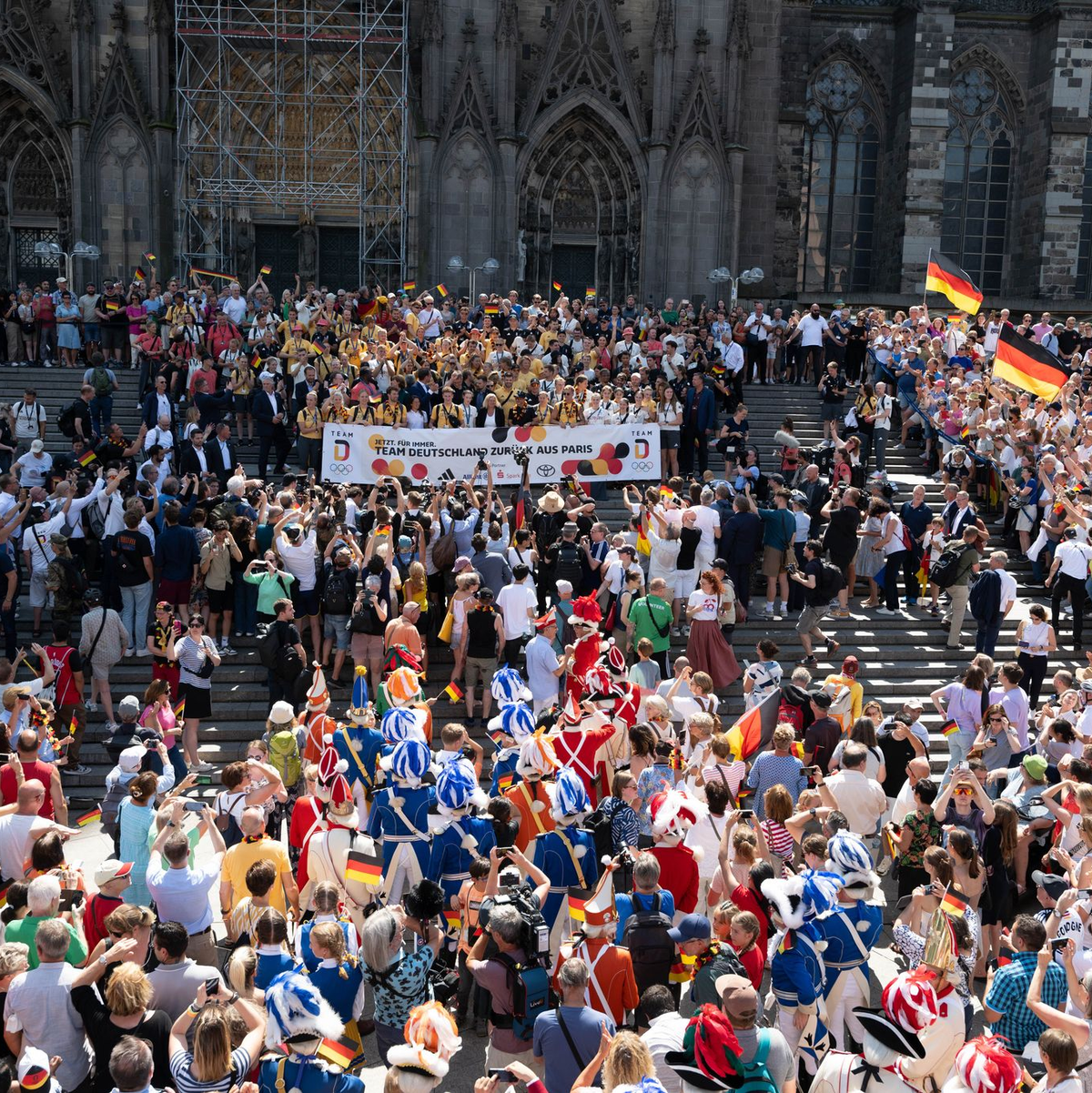 Gruppenfoto des Olympia-Teams vor dem Kölner Dom. - Foto: Sebastian Kahnert/dpa