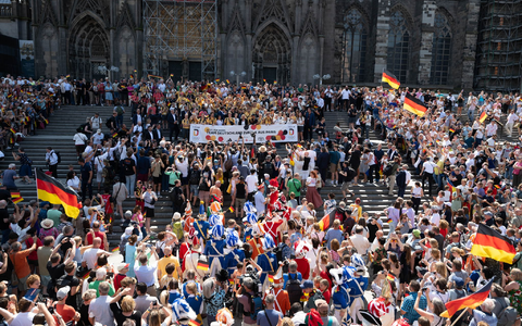 Gruppenfoto des Olympia-Teams vor dem Kölner Dom. - Foto: Sebastian Kahnert/dpa