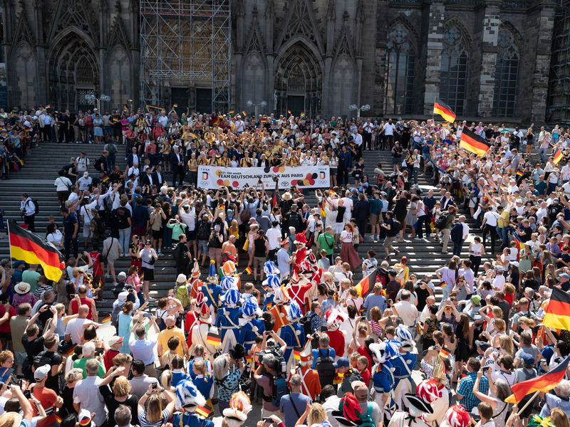 Gruppenfoto des Olympia-Teams vor dem Kölner Dom. - Foto: Sebastian Kahnert/dpa