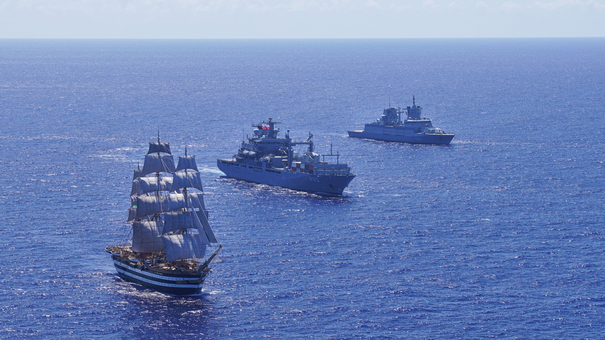Medikamentenlieferung in See: Deutscher Marineverband hilft italienischem Segelschulschiff im Pazifik - Foto: presseportal.de