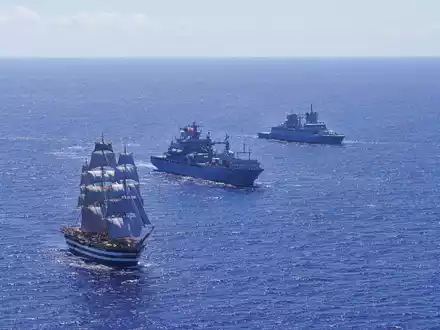 Medikamentenlieferung in See: Deutscher Marineverband hilft italienischem Segelschulschiff im Pazifik - Foto: presseportal.de