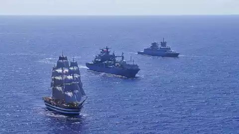 Medikamentenlieferung in See: Deutscher Marineverband hilft italienischem Segelschulschiff im Pazifik - Bild: presseportal.de