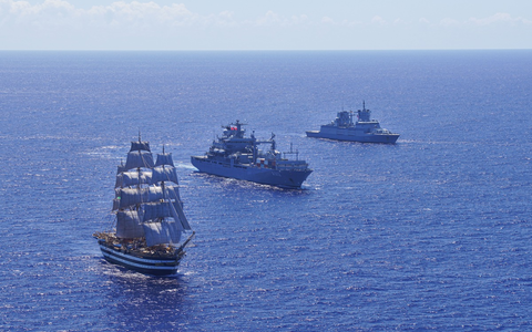Medikamentenlieferung in See: Deutscher Marineverband hilft italienischem Segelschulschiff im Pazifik - Foto: presseportal.de Medikamentenlieferung in See: Deutscher Marineverband hilft italienischem Segelschulschiff im Pazifik - Foto: presseportal.de