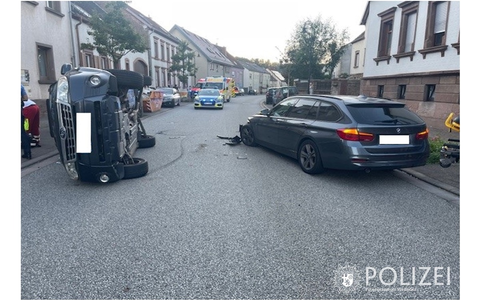 POL-PDPS: Frontalzusammenstoß im Begegnungsverkehr - Foto: presseportal.de