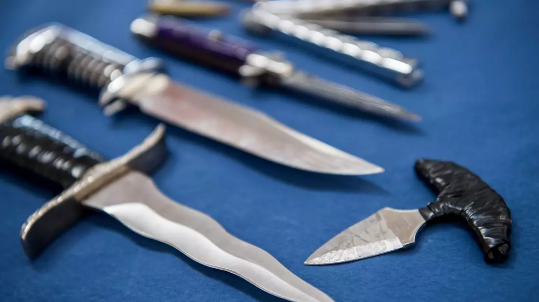 Im vergangenen Jahr registrierte die Polizei 8.951 Fälle von gefährlicher und schwerer Körperverletzung, bei denen Messer zum Einsatz kamen. (Archivbild) - Bild: Malte Christians/dpa