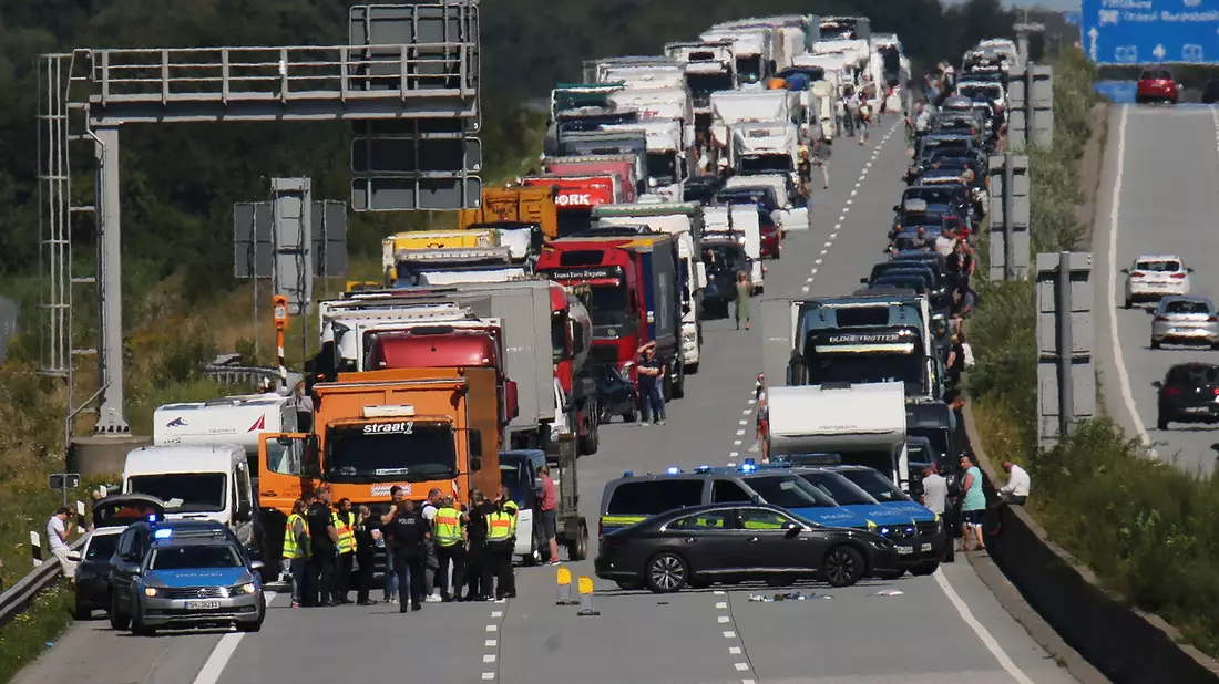 Ein 55-Jähriger bedroht nach einem Unfall Polizisten mit einem Messer. Erst ein Schuss in den Oberschenkel kann ihn nach Polizeiangaben aufhalten. - Bild: Thomas Nyfeler/dpa/dpa