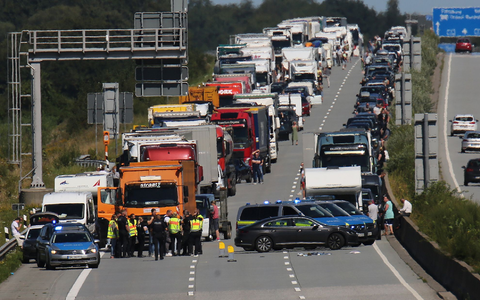 Ein 55-Jähriger bedroht nach einem Unfall Polizisten mit einem Messer. Erst ein Schuss in den Oberschenkel kann ihn nach Polizeiangaben aufhalten. - Foto: Thomas Nyfeler/dpa/dpa