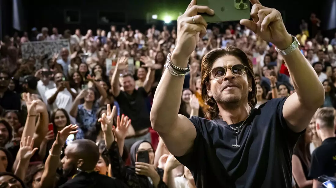Tausende feiern Bollywood-Superstar Shah Rukh Khan in Locarno. - Bild: Jean-Christophe Bott/KEYSTONE/dpa