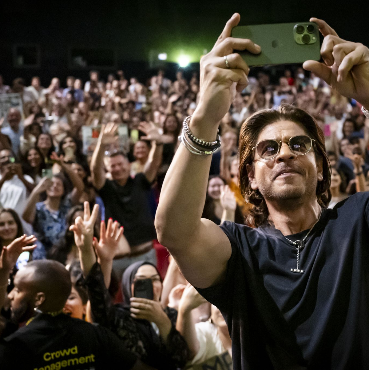 Tausende feiern Bollywood-Superstar Shah Rukh Khan in Locarno. - Foto: Jean-Christophe Bott/KEYSTONE/dpa
