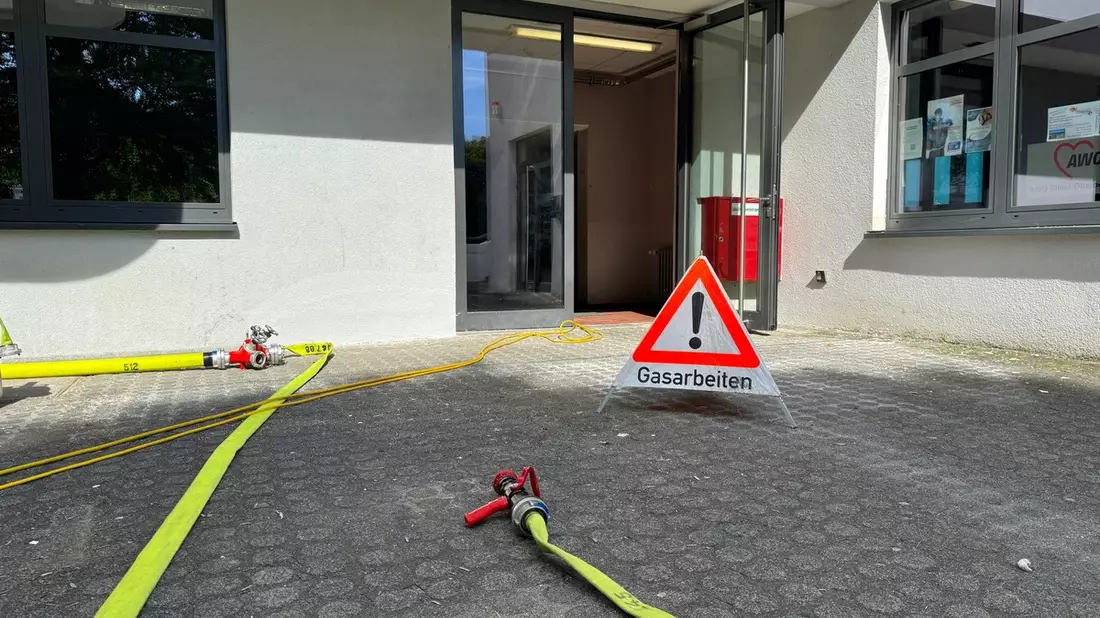 FW Marienheide: Gasaustritt in Gesamtschule sorgt für längeren Einsatz der Feuerwehr - Bild: presseportal.de