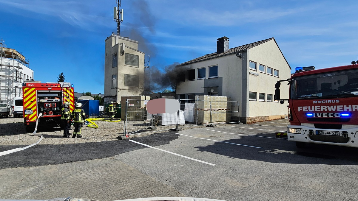 FW-AR: Gebäudebrand in einem leerstehendem Gewerbebetrieb - Foto: presseportal.de