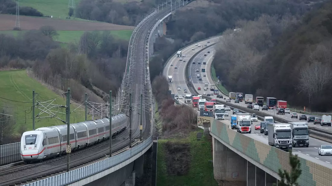Ein ICE der Deutschen Bahn fährt auf der Hochgeschwindigkeitsstrecke zwischen Frankfurt und Köln neben der Autobahn. (Foto Archiv). - Bild: Oliver Berg/dpa