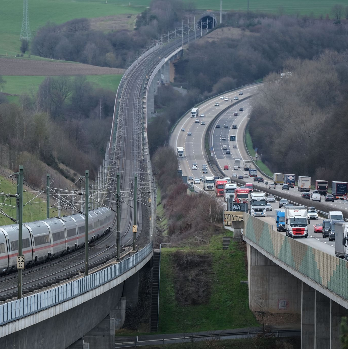 Ein ICE der Deutschen Bahn fährt auf der Hochgeschwindigkeitsstrecke zwischen Frankfurt und Köln neben der Autobahn. (Foto Archiv). - Foto: Oliver Berg/dpa