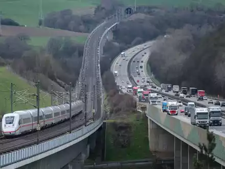Ein ICE der Deutschen Bahn fährt auf der Hochgeschwindigkeitsstrecke zwischen Frankfurt und Köln neben der Autobahn. (Foto Archiv). - Foto: Oliver Berg/dpa
