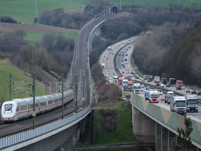 Ein ICE der Deutschen Bahn fährt auf der Hochgeschwindigkeitsstrecke zwischen Frankfurt und Köln neben der Autobahn. (Foto Archiv). - Foto: Oliver Berg/dpa