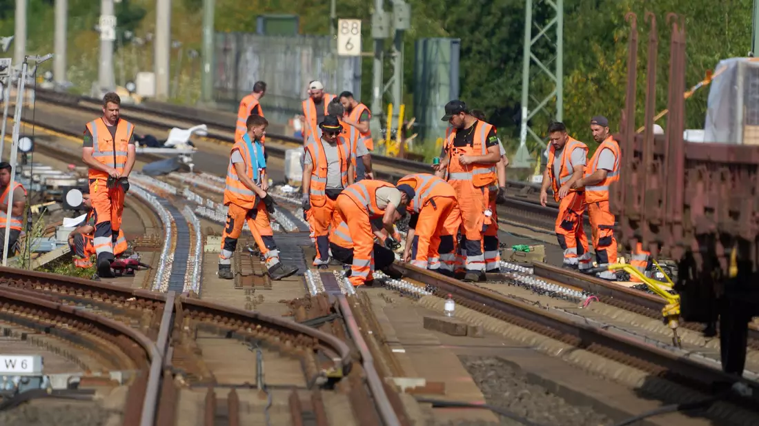 Bahnarbeiter tauschen Weichen und Gleise aus. (Foto Archiv) - Bild: Thomas Frey/dpa