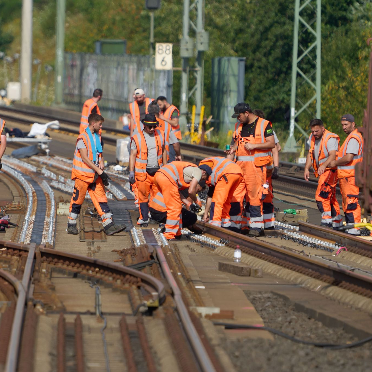 Bahnarbeiter tauschen Weichen und Gleise aus. (Foto Archiv) - Foto: Thomas Frey/dpa