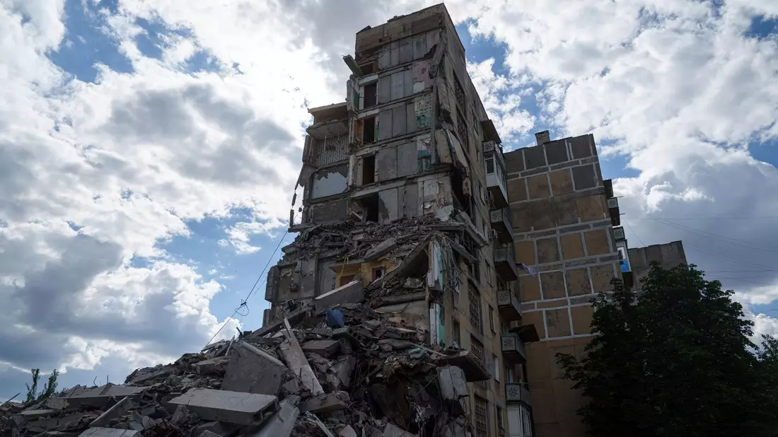 Die Front zwischen russischen und ukrainischen Truppen verläuft direkt durch die ostukrainische Stadt Torezk. (Archivbild) - Bild: Evgeniy Maloletka/AP/dpa