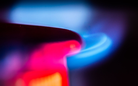 Die zuletzt gestiegenen Gas-Großhandelspreise werden sich nach Ansicht des IW-Energieexperten Malte Küper voraussichtlich nicht auf die Gas-Verbraucherpreise auswirken.  - Foto: Frank Rumpenhorst/dpa