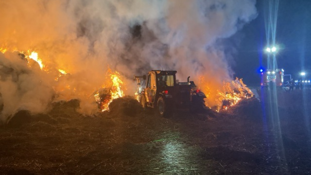 FW-BN: Strohmiete steht in Flammen - Langwieriger Einsatz im Meßdorfer Feld - Foto: presseportal.de