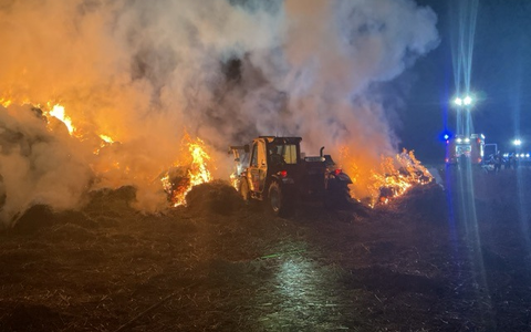 FW-BN: Strohmiete steht in Flammen - Langwieriger Einsatz im Meßdorfer Feld - Foto: presseportal.de