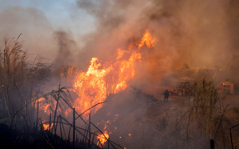 Die Flammen wüteteten die ganze Nacht über. - Foto: Socrates Baltagiannis/