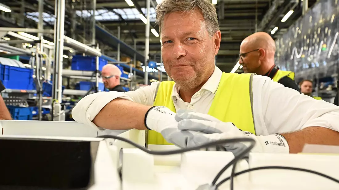 Nicht nur die Mitarbeiter bei Stiebel Eltron machen sich Sorgen um die Zukunft. - Bild: Swen Pförtner/dpa