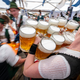 Bayern- oder auch Deutschland-Klischee pur: Eine Bedienung trägt in einem Festzelt Maßkrüge - hier beim Gaufest des Chiemgau-Alpenverbands 2024. (Archivbild) - Foto: Peter Kneffel/dpa