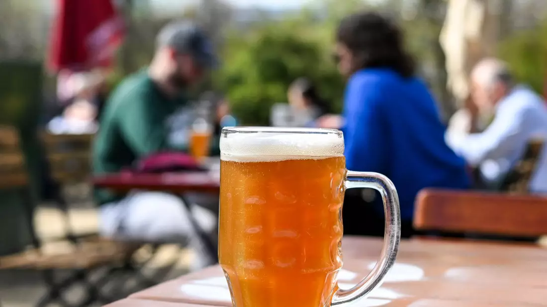 Ein Bier steht auf einem Tisch in einem Berliner Biergarten. (Archivbild) - Bild: Jens Kalaene/dpa