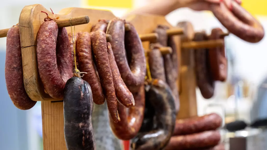 Verschiedene Wurstsorten am Stand eines Fleischprodukte-Herstellers auf der Grünen Woche in Berlin. (Archivbild) - Bild: Monika Skolimowska/dpa