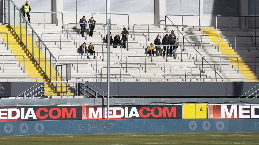 Okay, das ist besonders leer: Blick auf nur wenige Fans in einem Fußballstadion. (Archivbild) - Bild: Friso Gentsch/dpa