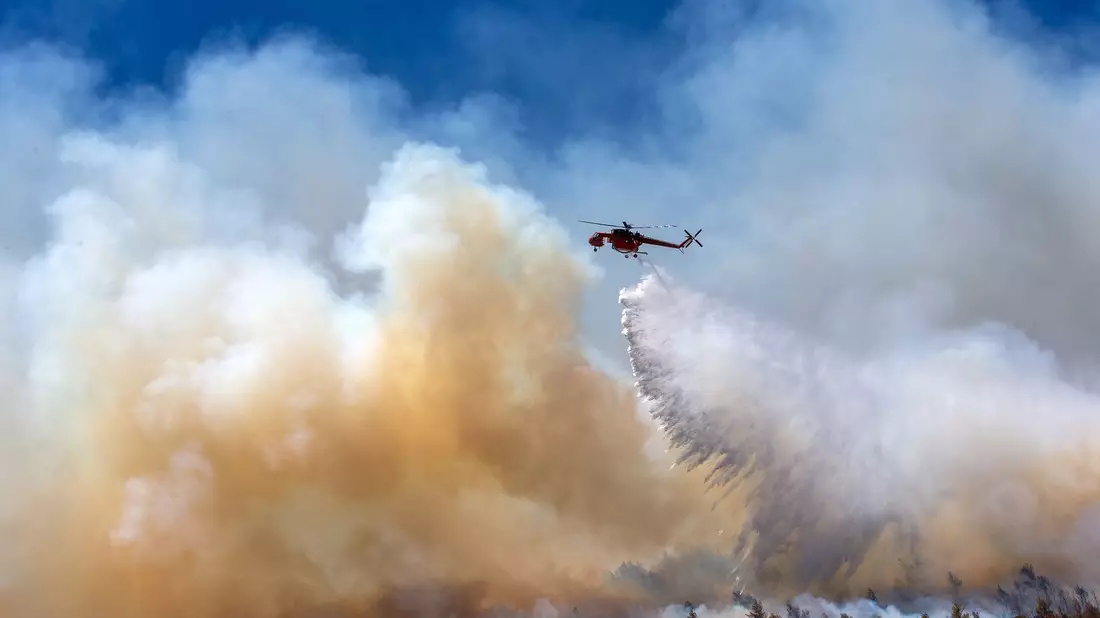 Noch immer flammen neue Brandherde auf, bekämpft wird auch aus der Luft. - Bild: Marios Lolos/XinHua/dpa