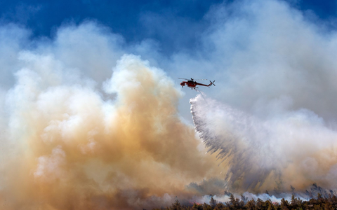 Noch immer flammen neue Brandherde auf, bekämpft wird auch aus der Luft. - Foto: Marios Lolos/XinHua/dpa