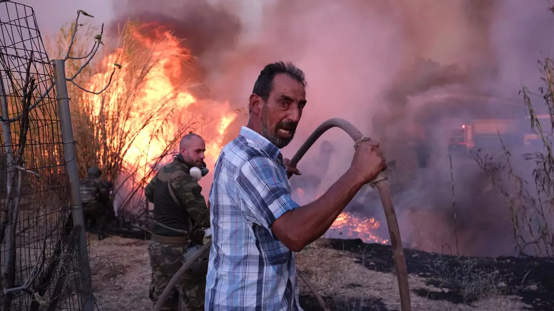 Im Norden von Athen wütetete gerade über Tage hinweg ein Großbrand.  - Bild: Aggelos Barai/AP