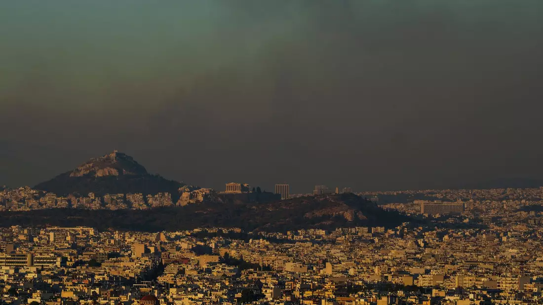 Der Rauch der Brände sorgt für sehr hohe Feinstaubwerte in Athen. - Bild: Petros Giannakouris/AP/dpa