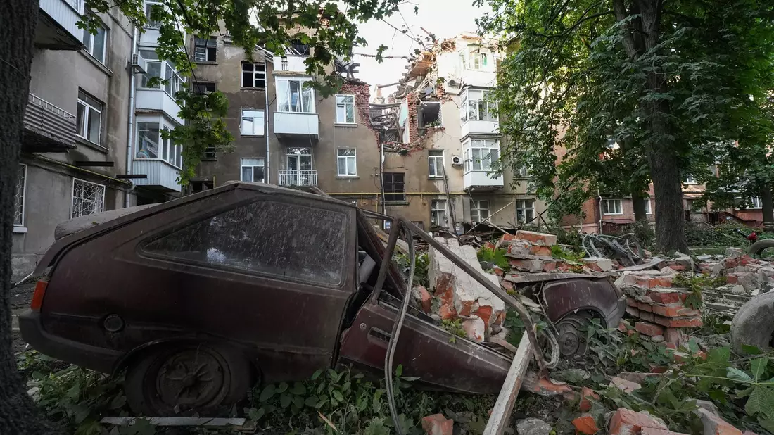 In der Stadt Sumy sind nach Angaben der Gebietsverwaltung Infrastrukturobjekte getroffen worden. (Archivbild) - Bild: Andrii Marienko/AP/dpa