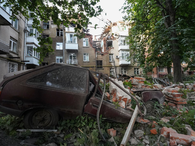 In der Stadt Sumy sind nach Angaben der Gebietsverwaltung Infrastrukturobjekte getroffen worden. (Archivbild) - Foto: Andrii Marienko/AP/dpa
