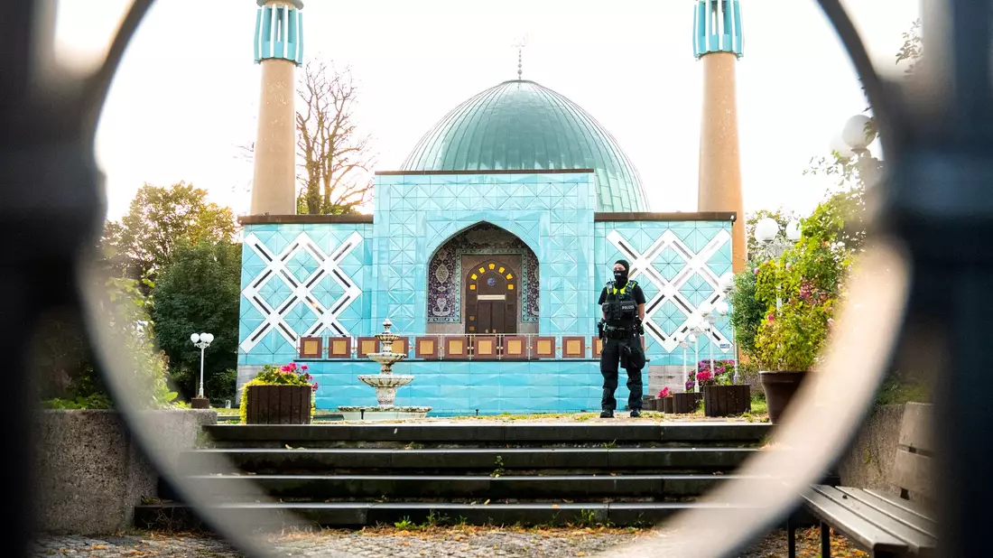 Die Hamburger Innenbehörde will den bisherigen Leiter des Islamischen Zentrums Hamburg abschieben. (Archivbild) - Bild: Daniel Bockwoldt/dpa