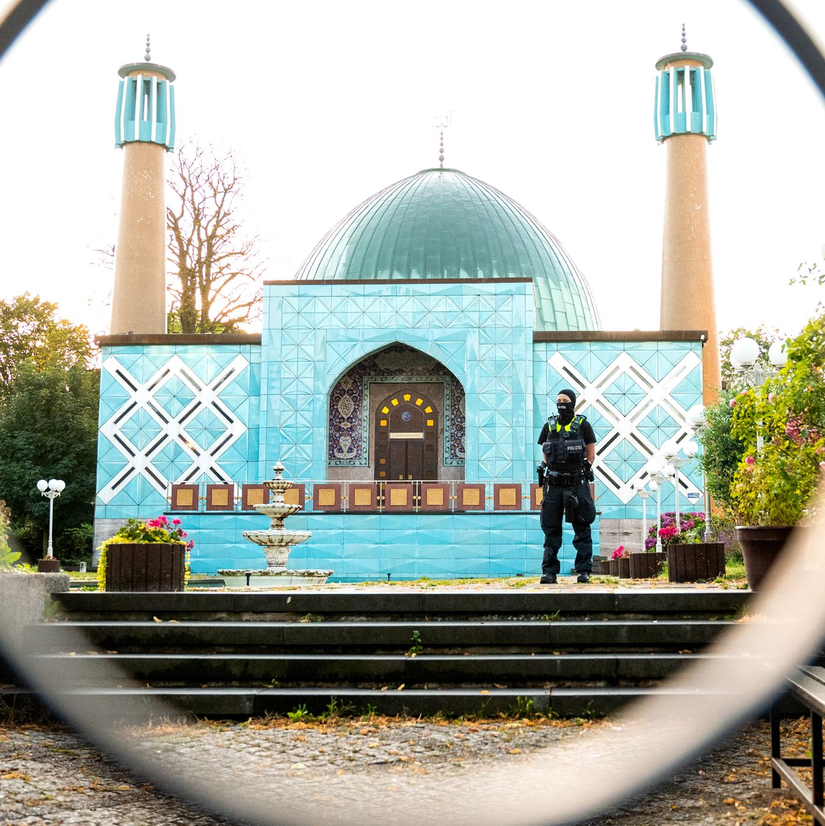 Seit dem Verbot des IZH ist auch die Blaue Moschee an der Hamburger Außenalster geschlossen. (Archivbild) - Foto: Daniel Bockwoldt/dpa
