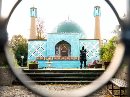 Die Hamburger Innenbehörde will den bisherigen Leiter des Islamischen Zentrums Hamburg abschieben. (Archivbild) - Foto: Daniel Bockwoldt/dpa