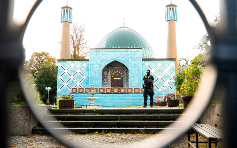 Seit dem Verbot des IZH ist auch die Blaue Moschee an der Hamburger Außenalster geschlossen. (Archivbild) - Foto: Daniel Bockwoldt/dpa