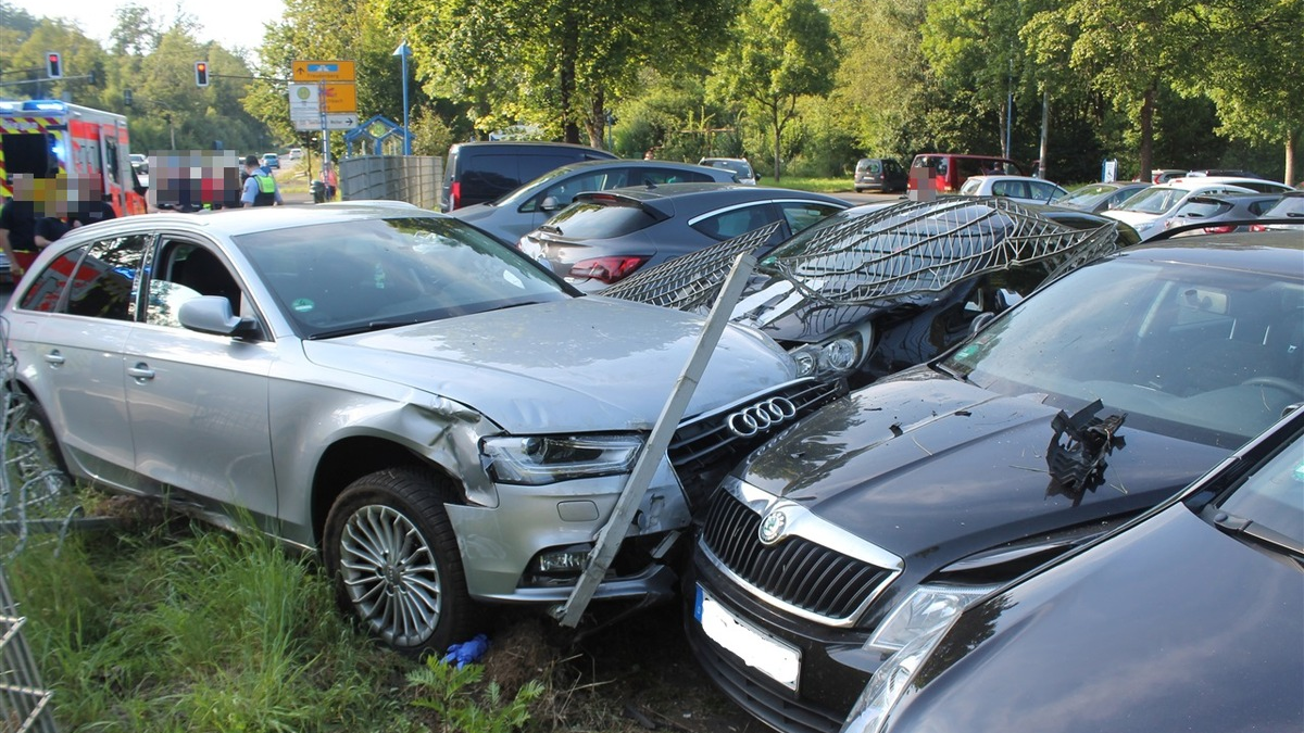 POL-SI: 39-Jähriger kommt mit Audi von Fahrbahn ab und beschädigt auf Pendlerparkplatz fünf Pkw - #polsiwi - Foto: presseportal.de