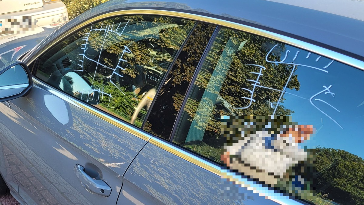 POL-STD: Unbekannter bemalt in Buxtehude neun Autos mit weißen Zeichen - Sachschaden in Höhe von mehreren tausend Euro verursacht - Foto: presseportal.de