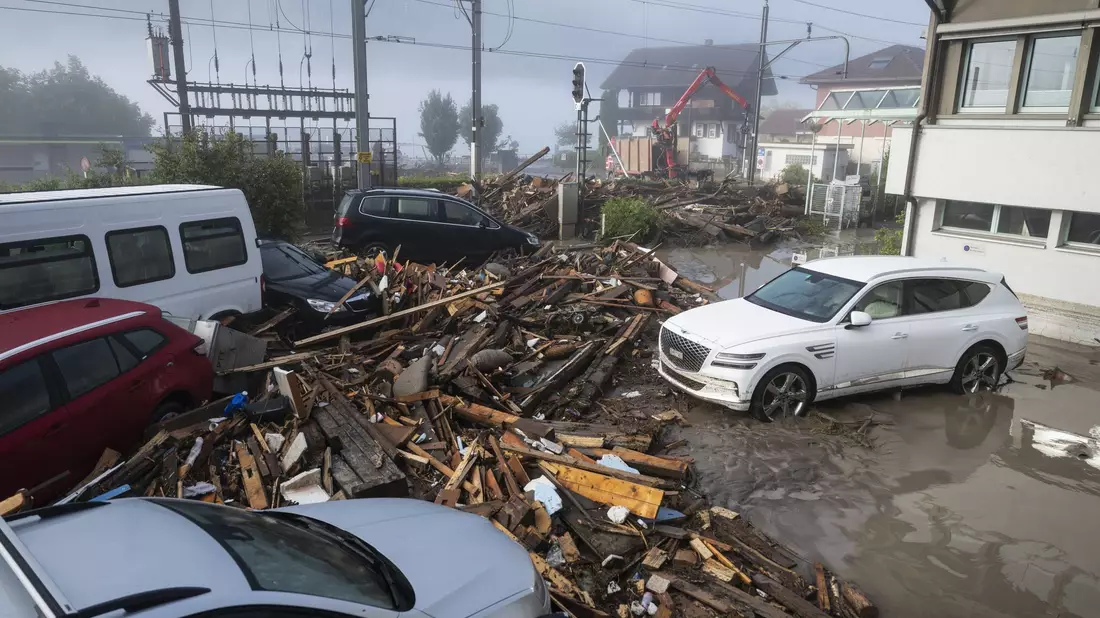 Trümmer und Schlamm am Bahnhof von Brienz. Auch die Gleise wurden durch das Unwetter beschädigt. - Bild: Alessandro Della Valle/KEYSTONE/dpa