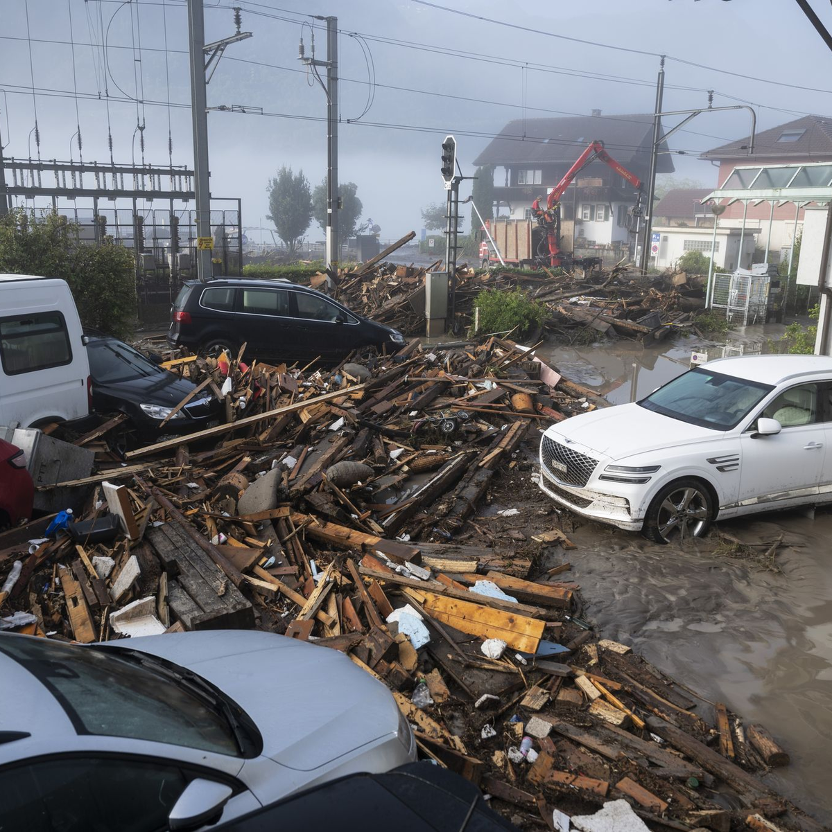 Trümmer und Schlamm am Bahnhof von Brienz. Auch die Gleise wurden durch das Unwetter beschädigt. - Foto: Alessandro Della Valle/KEYSTONE/dpa