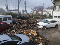 Trümmer und Schlamm am Bahnhof von Brienz. Auch die Gleise wurden durch das Unwetter beschädigt. - Foto: Alessandro Della Valle/KEYSTONE/dpa